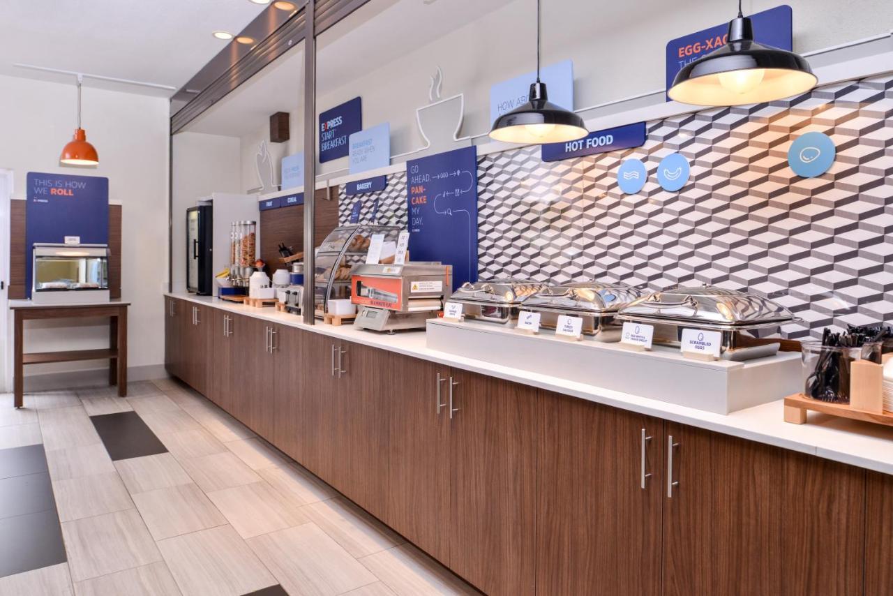 Hotel Express Tampa North Telecom Park By Ihg